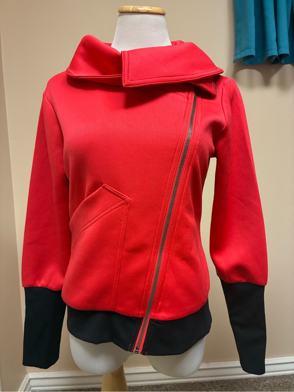 Jockey Size Small/Medium Coral and Black Exercise Jacket